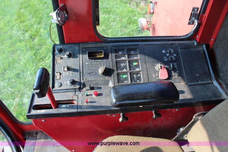 image for item H6663 1984 International 1460 combine