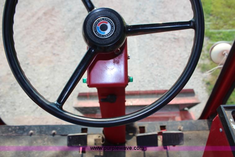 image for item H6663 1984 International 1460 combine
