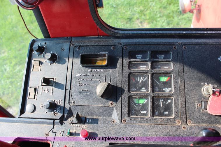 image for item H6663 1984 International 1460 combine