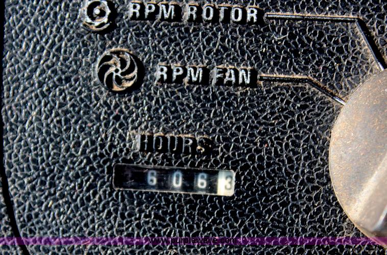 image for item H6663 1984 International 1460 combine