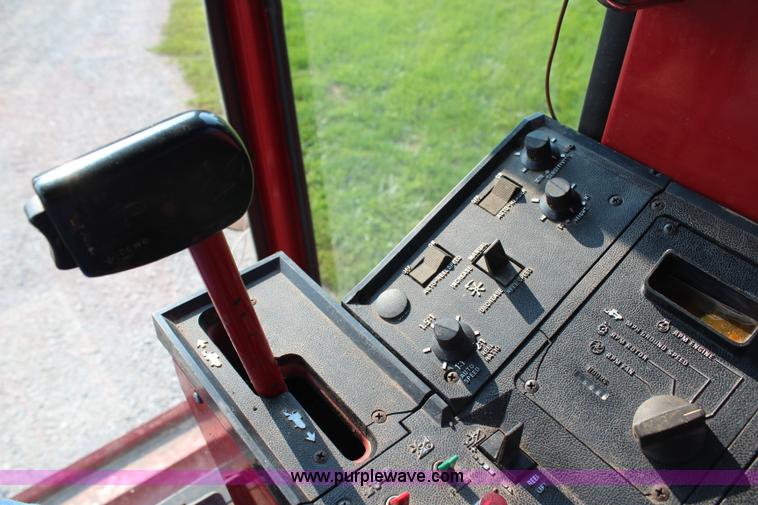 image for item H6663 1984 International 1460 combine