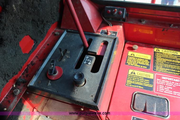 image for item H6663 1984 International 1460 combine