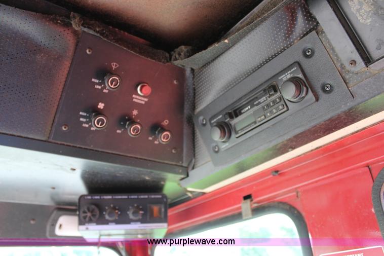 image for item H6663 1984 International 1460 combine