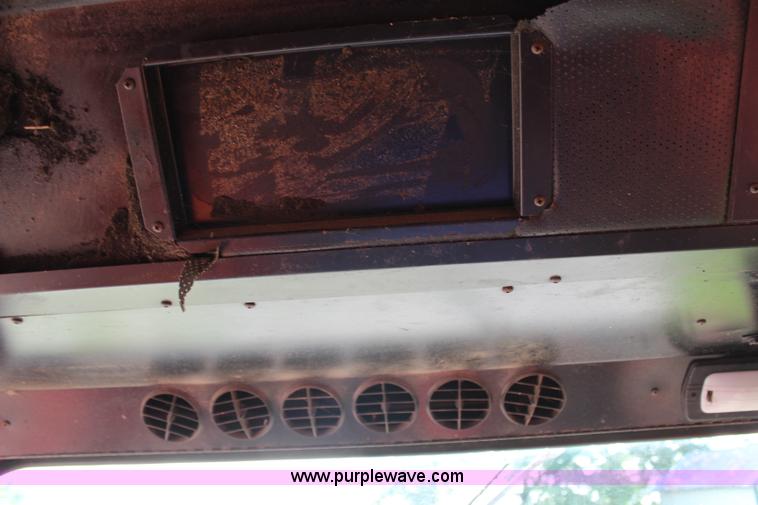 image for item H6663 1984 International 1460 combine