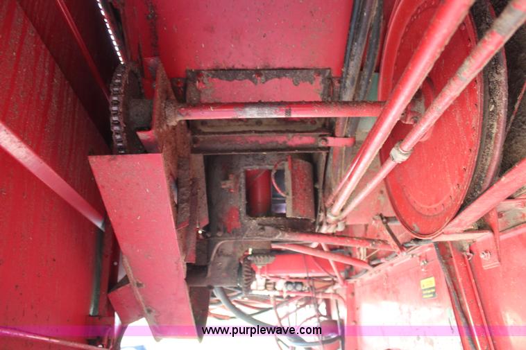 image for item H6663 1984 International 1460 combine