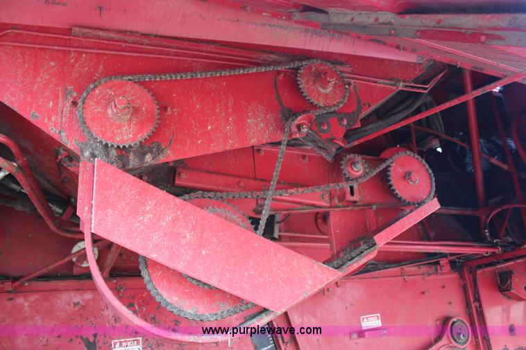 image for item H6663 1984 International 1460 combine