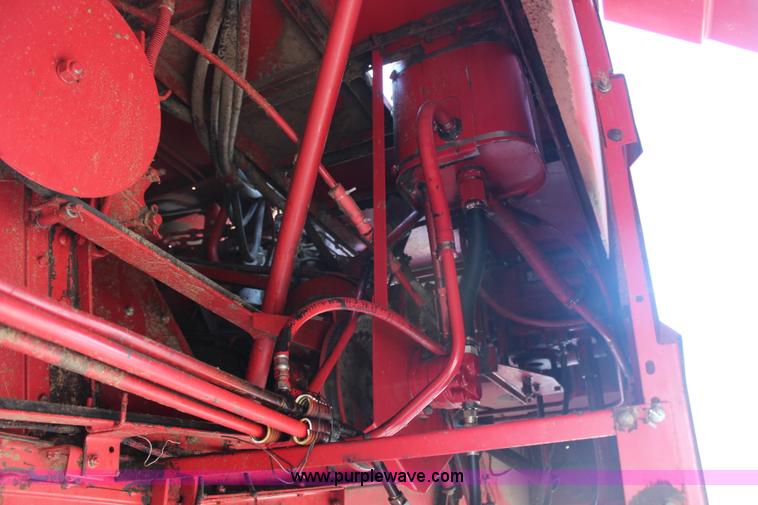 image for item H6663 1984 International 1460 combine