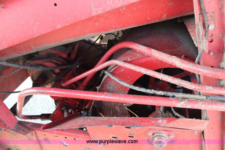 image for item H6663 1984 International 1460 combine