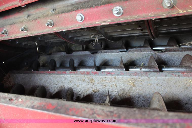 image for item H6663 1984 International 1460 combine