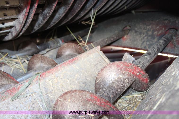 image for item H6663 1984 International 1460 combine