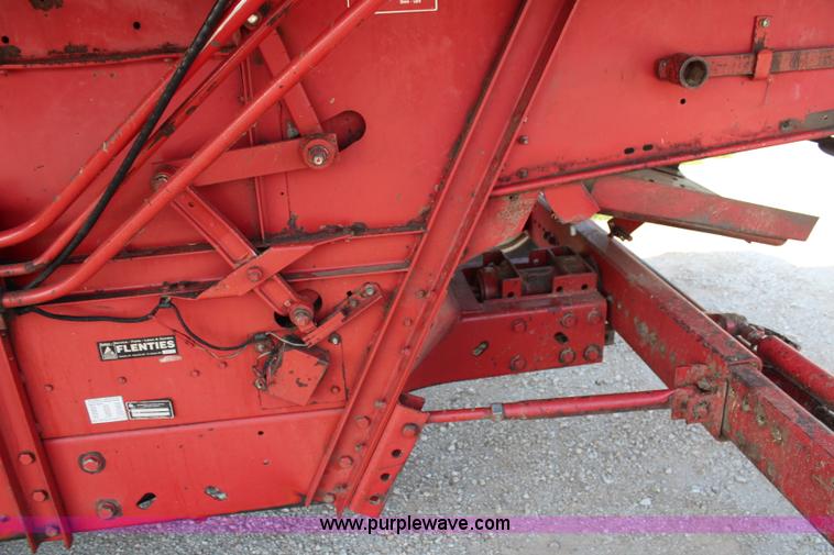 image for item H6663 1984 International 1460 combine