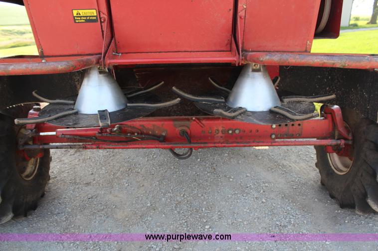 image for item H6663 1984 International 1460 combine