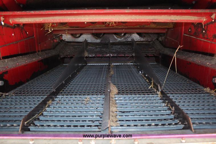 image for item H6663 1984 International 1460 combine