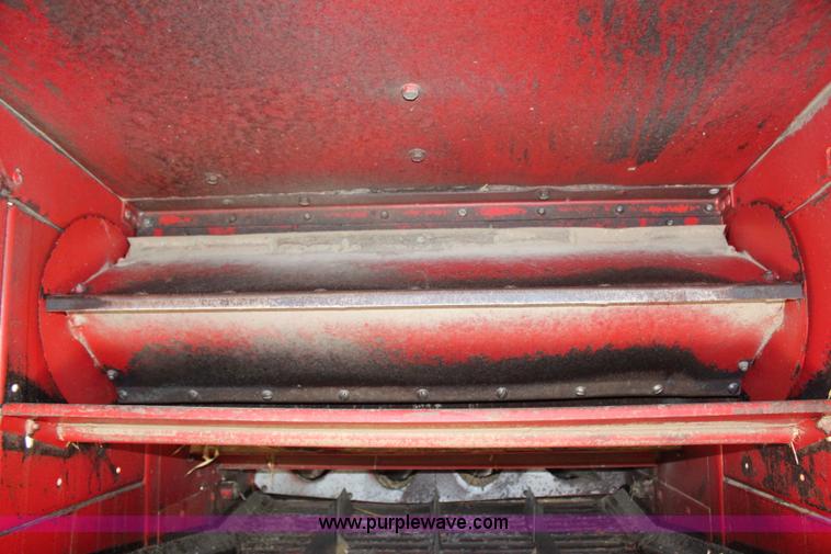 image for item H6663 1984 International 1460 combine