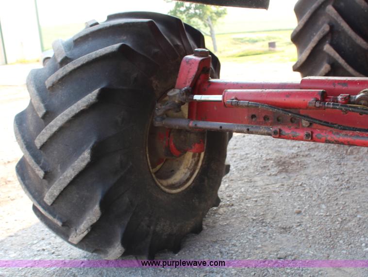 image for item H6663 1984 International 1460 combine