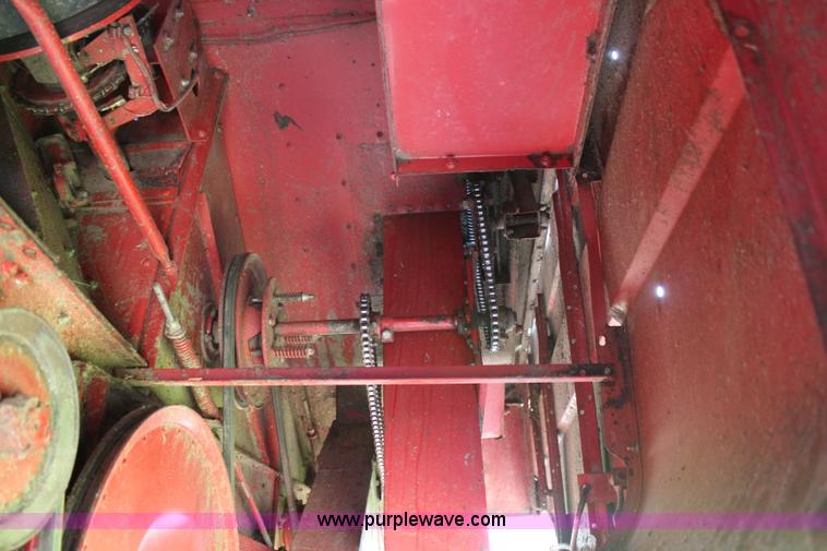 image for item H6663 1984 International 1460 combine