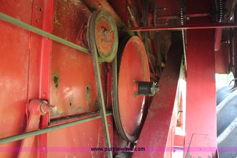 image for item H6663 1984 International 1460 combine