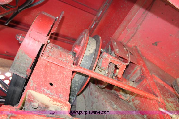 image for item H6663 1984 International 1460 combine