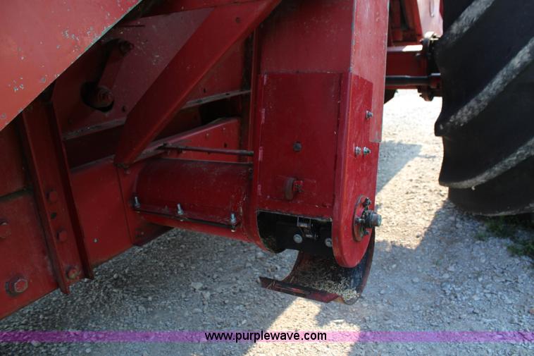 image for item H6663 1984 International 1460 combine