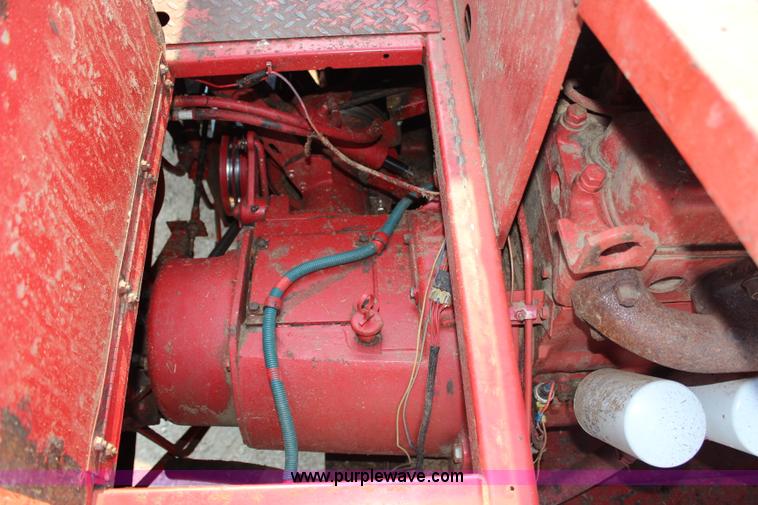 image for item H6663 1984 International 1460 combine