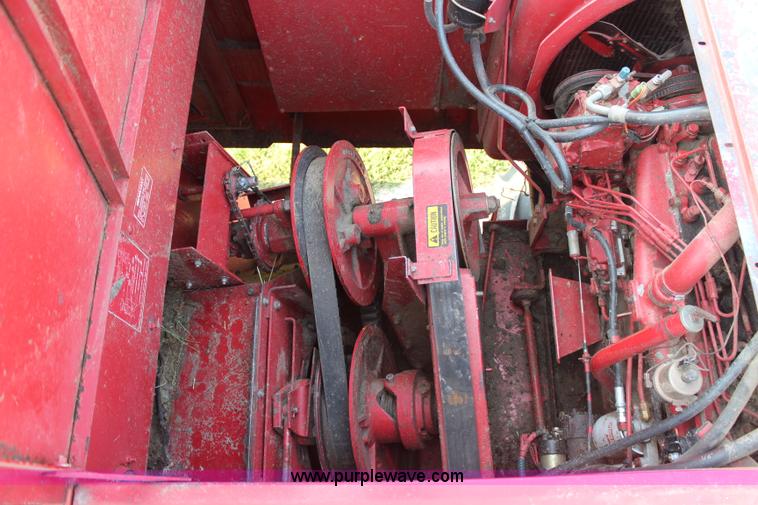 image for item H6663 1984 International 1460 combine