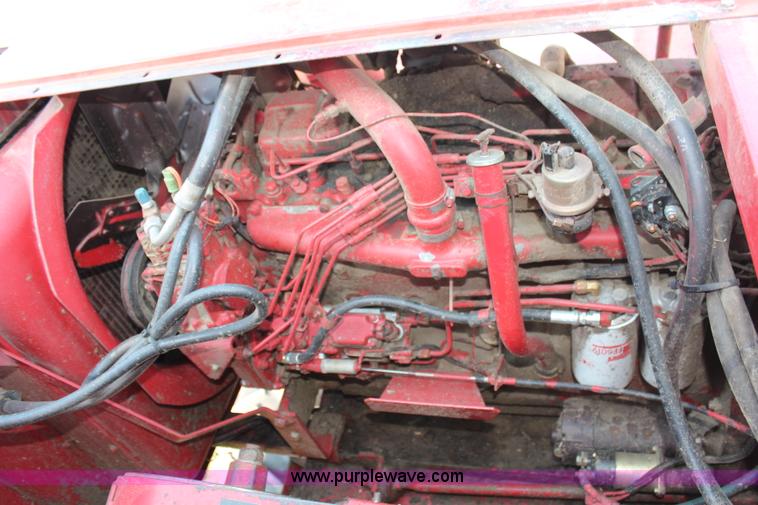 image for item H6663 1984 International 1460 combine