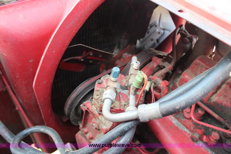 image for item H6663 1984 International 1460 combine