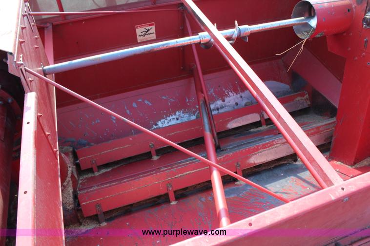 image for item H6663 1984 International 1460 combine