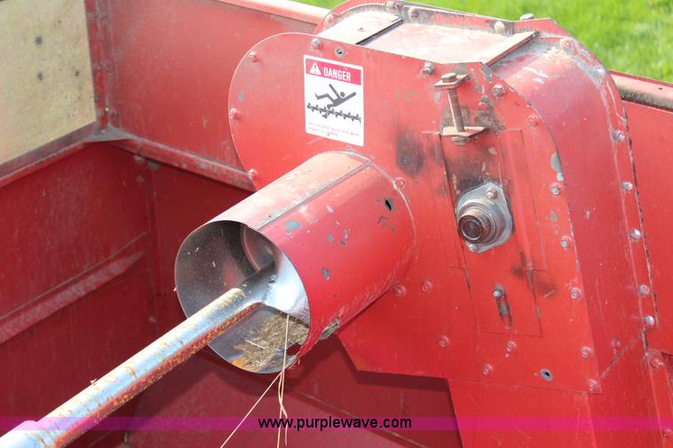 image for item H6663 1984 International 1460 combine