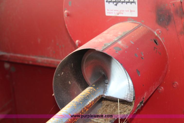 image for item H6663 1984 International 1460 combine