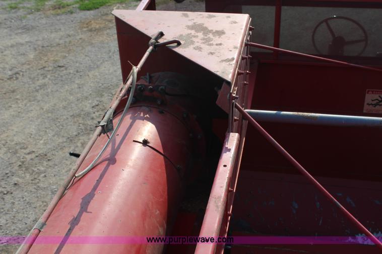 image for item H6663 1984 International 1460 combine