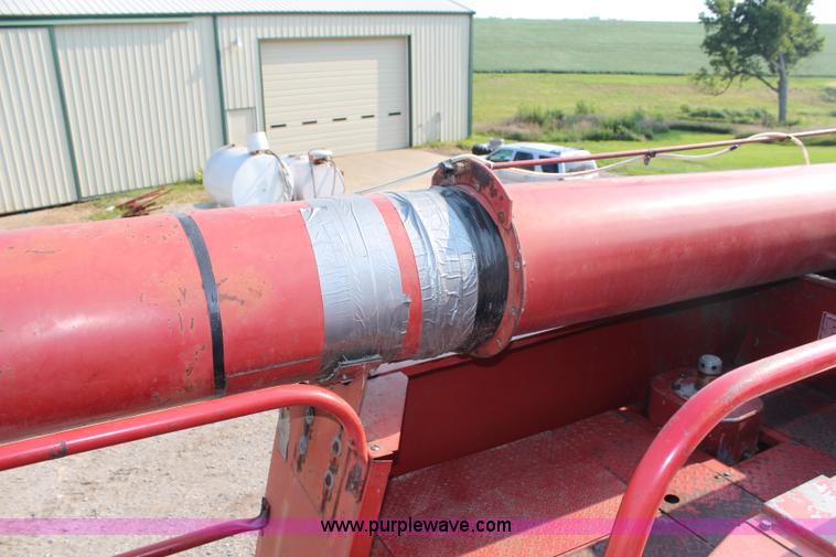 image for item H6663 1984 International 1460 combine