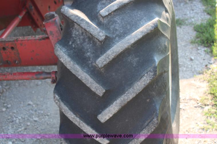 image for item H6663 1984 International 1460 combine