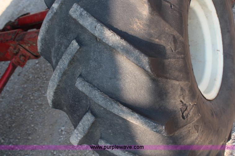 image for item H6663 1984 International 1460 combine