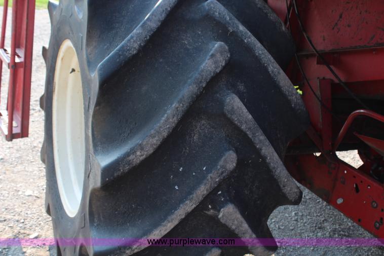 image for item H6663 1984 International 1460 combine