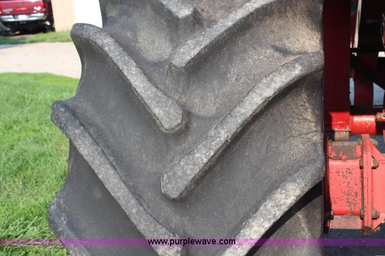 image for item H6663 1984 International 1460 combine