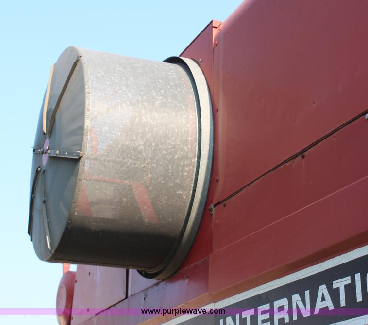 image for item H6663 1984 International 1460 combine