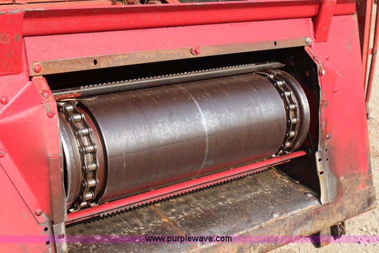 image for item H6663 1984 International 1460 combine