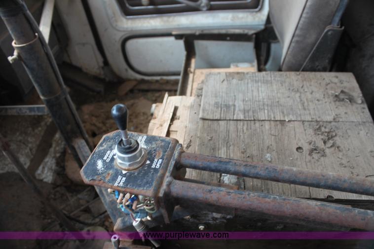 image for item H7416 1980 Ford feed mixer truck