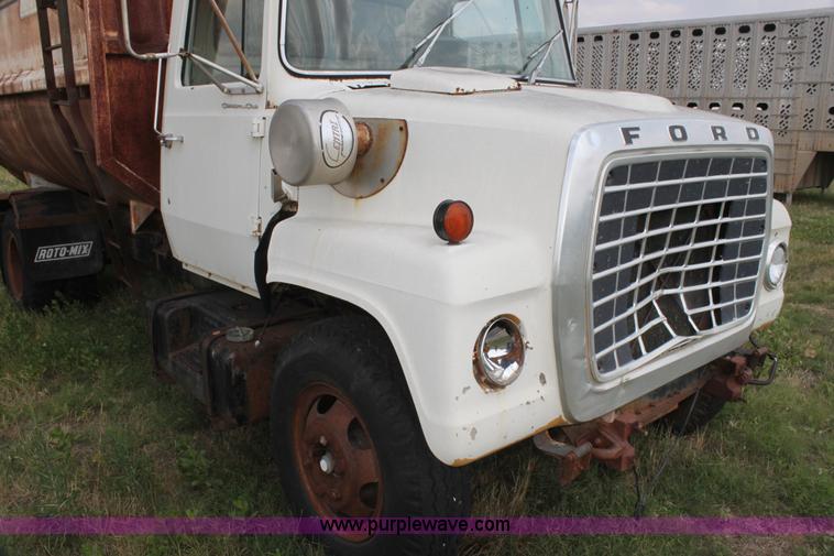 image for item H7416 1980 Ford feed mixer truck