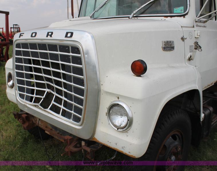 image for item H7416 1980 Ford feed mixer truck