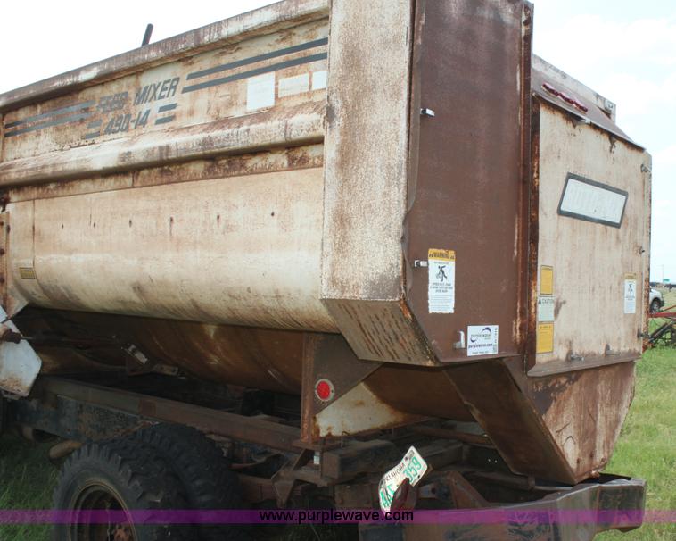 image for item H7416 1980 Ford feed mixer truck