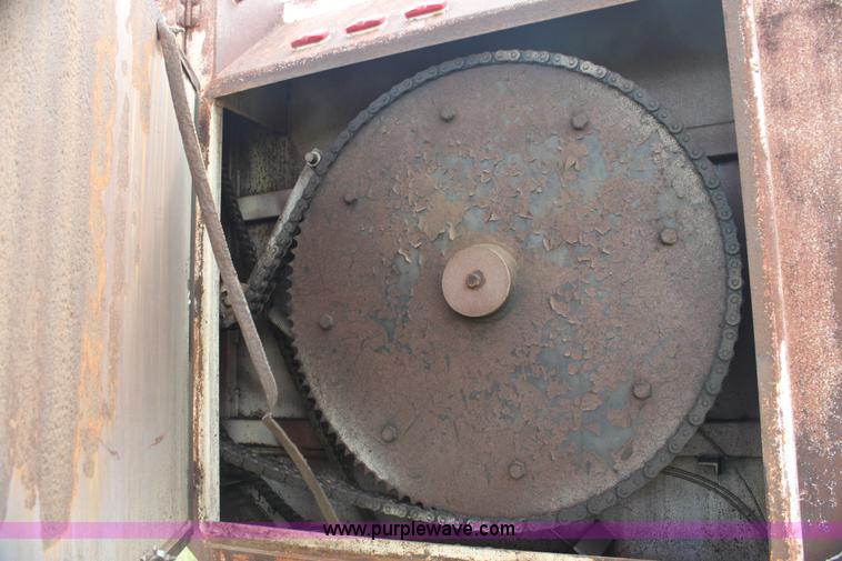 image for item H7416 1980 Ford feed mixer truck