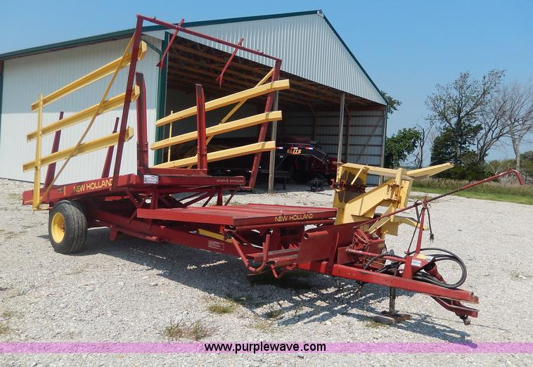 image for item I4355 New Holland 1002 Stackliner bale wagon
