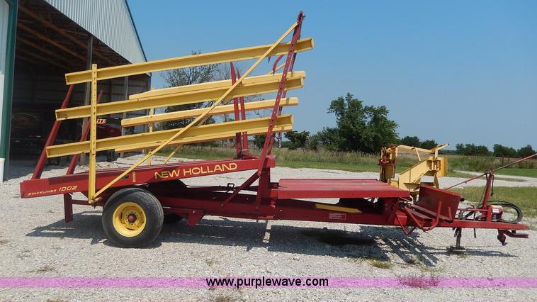 image for item I4355 New Holland 1002 Stackliner bale wagon