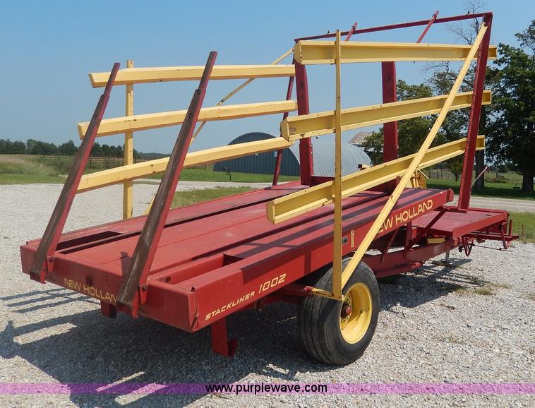 image for item I4355 New Holland 1002 Stackliner bale wagon