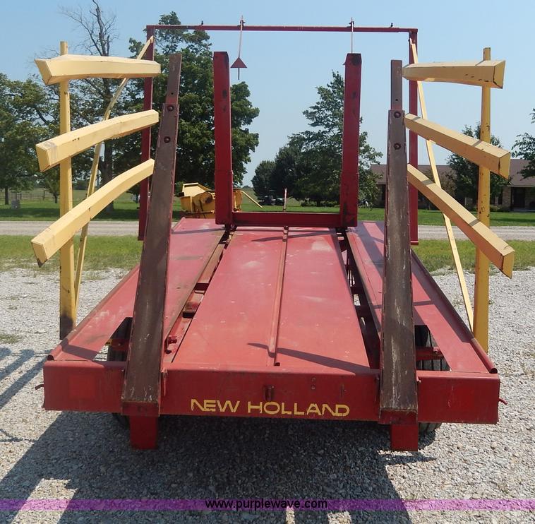image for item I4355 New Holland 1002 Stackliner bale wagon