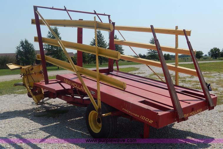image for item I4355 New Holland 1002 Stackliner bale wagon