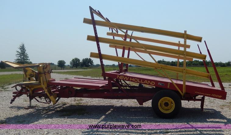 image for item I4355 New Holland 1002 Stackliner bale wagon