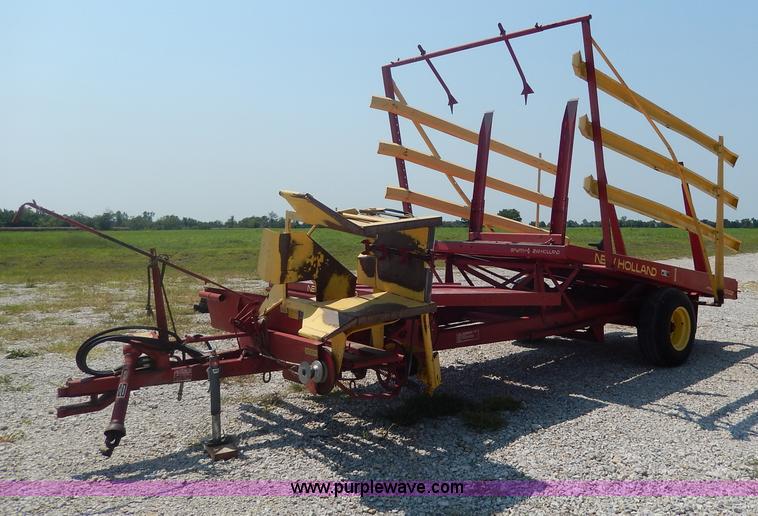 image for item I4355 New Holland 1002 Stackliner bale wagon